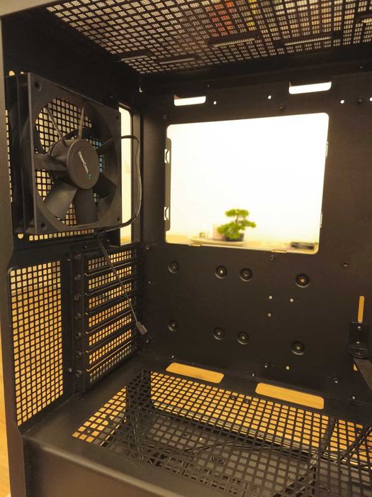 Rezervat Carcasa Mid Tower Gaming