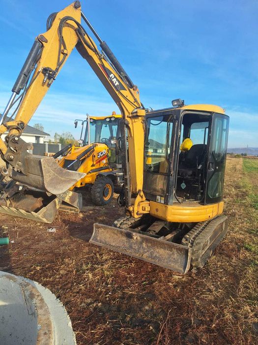 Miniexcavator Caterpillar 2005 – 3.200 kg, senile aproape noi