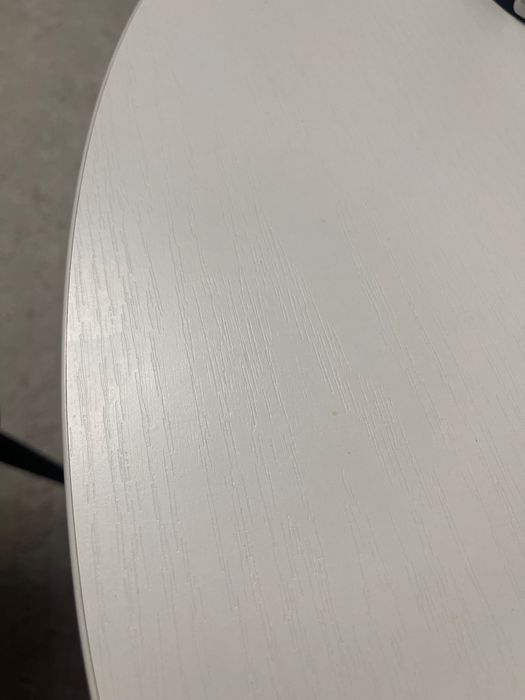 Продам стол белый 100*100