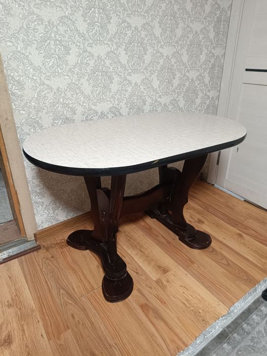 Стол.              .