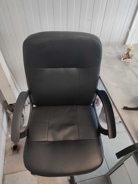 Удобен масивен офис стол