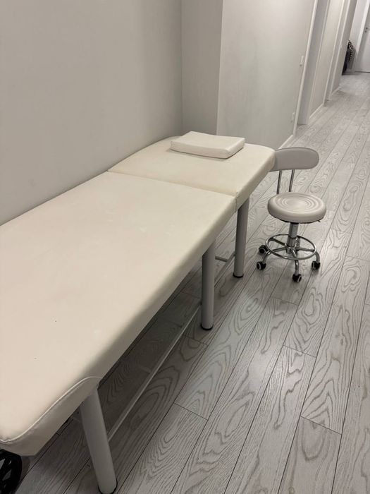 Set: pat cosmetic/masaj și scaun cu spătar pe roți