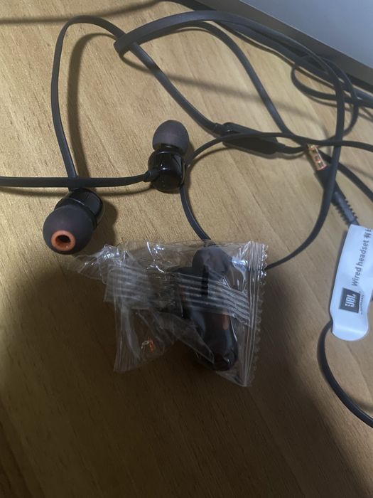 Casti cu fir JBL ( aproape noi )