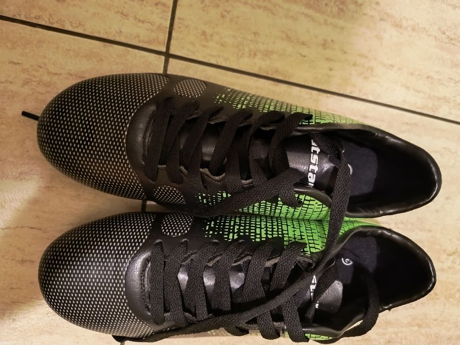 Чисто нови футболни бутонки mat star