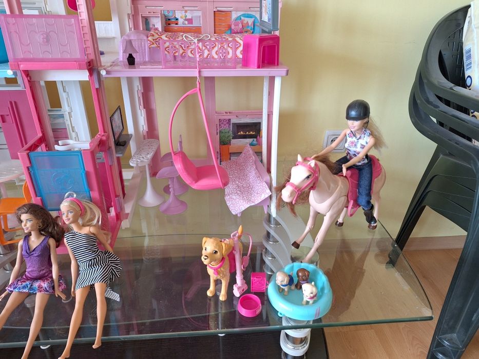 Къщата на Барби Barbie с подарък