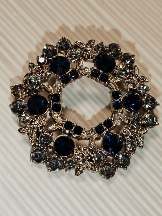 Брошь с синими камнями