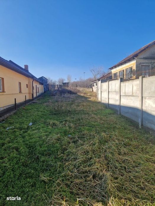 Teren 1528 mp cu casa de vanzare in centrul Ghercestiului — Investit