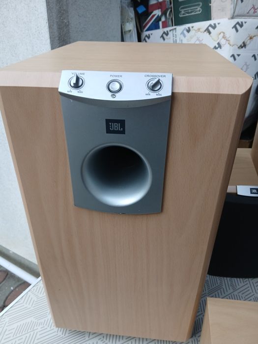 Boxe 5.1 marca JBL.