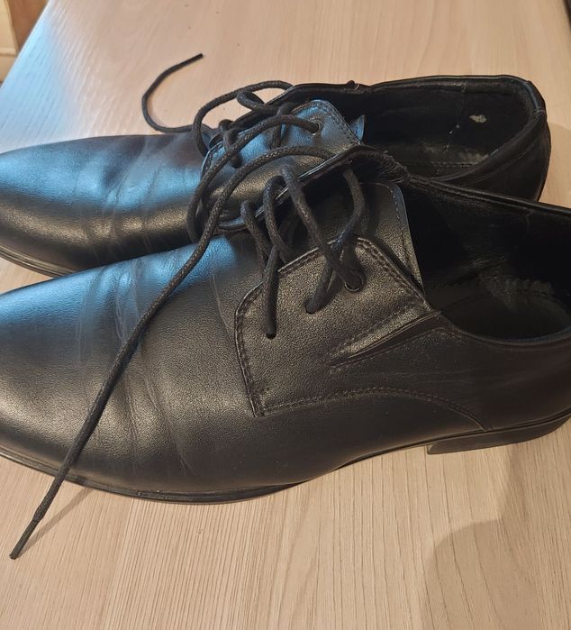 Продам босоножки и туфли школьные.