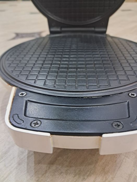 Вафельница Binatone продам.