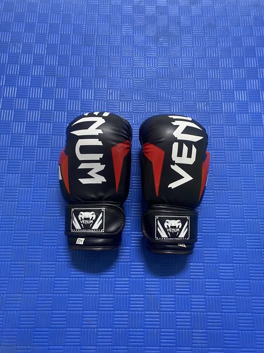 Боксерские перчатки , лапы, инвентарь.