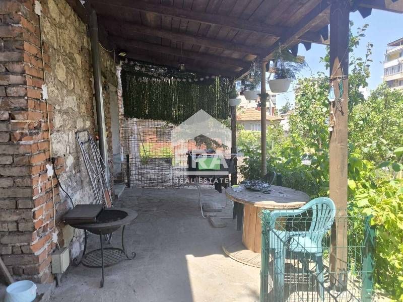 Масивна къща в кв. ,,Училищни,,