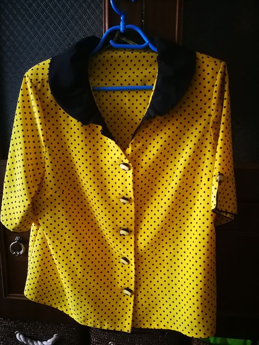Жълто сако на черни точки