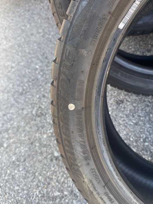 Vând anvelope Bridgestone 225 45 18 runflat