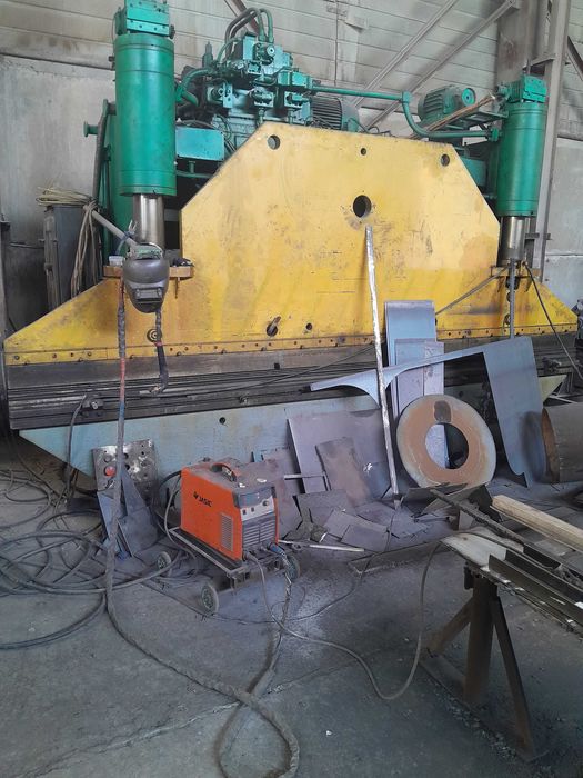 Листогиб 100 тонн 4 метр длину до 12 мм толщина