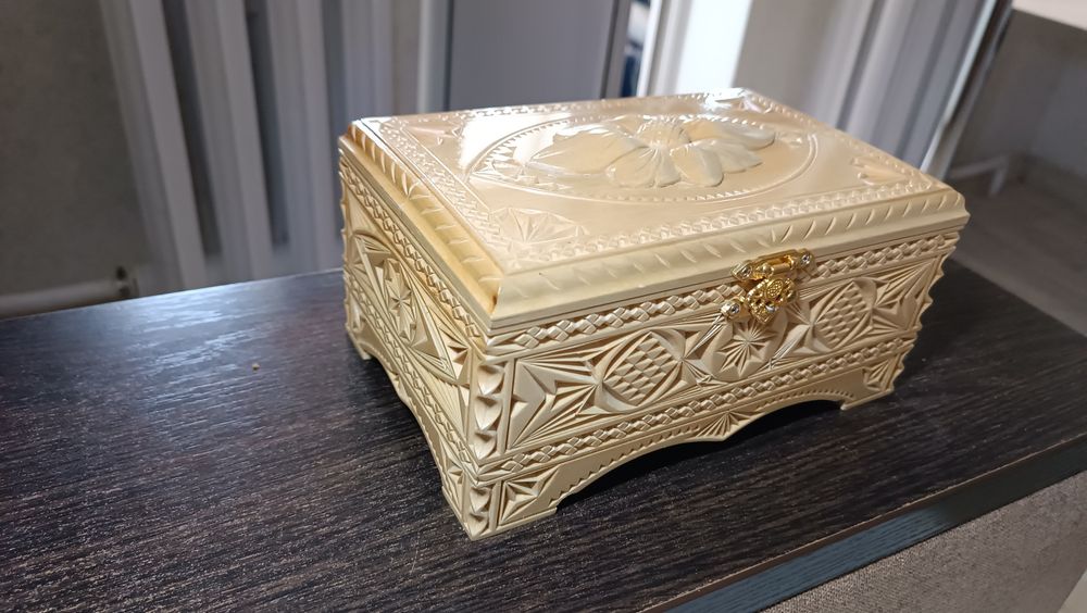 Продам шкатулку из липы.