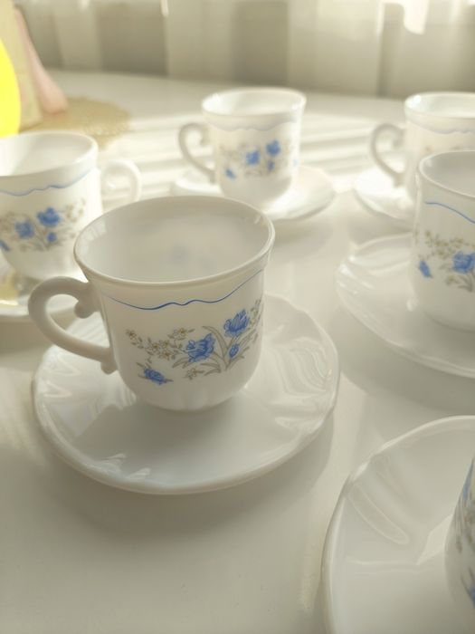 Ретро френски сервиз за кафе – Arcopal France (6 чаши с чинийки), десен сини цветя