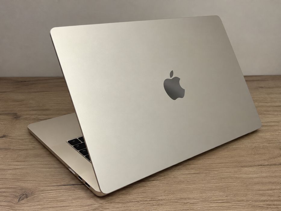 Apple MacBook Air 15.3” M2 | 8GB RAM | 256GB SSD | Silver | Отлично състояние + кейс