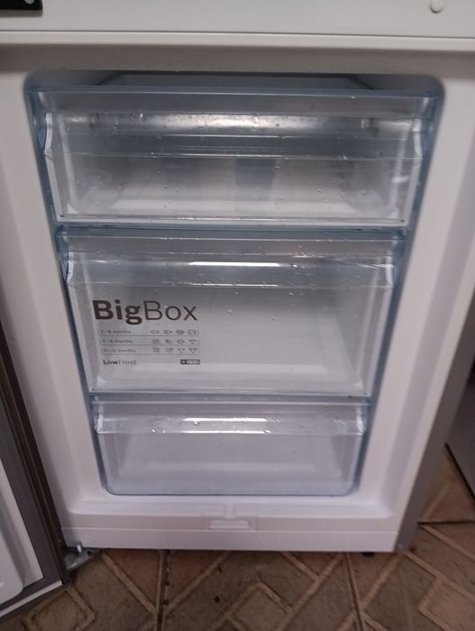 Иноксов комбиниран хладилник с фризер Сименс Siemens 2 години гаранция