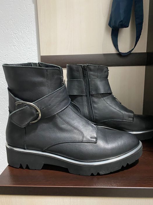 Употребявани и нови боти и сникърси.