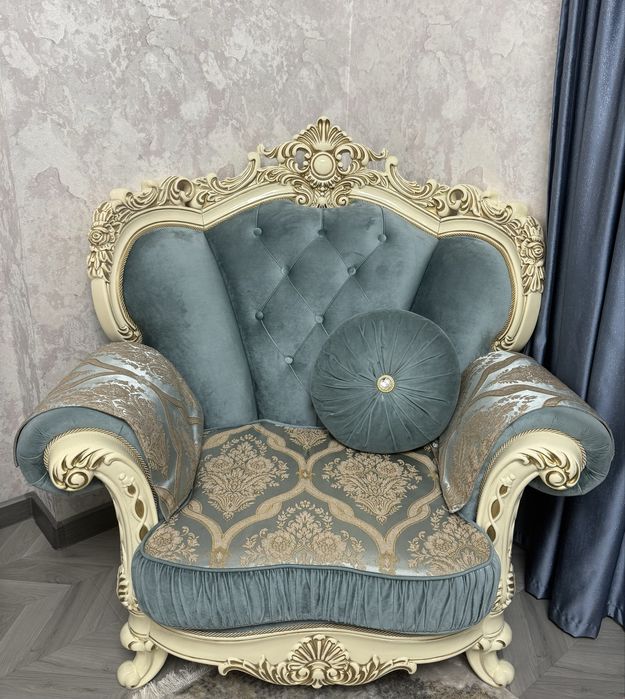 Диван,кресло и 4 подушек.