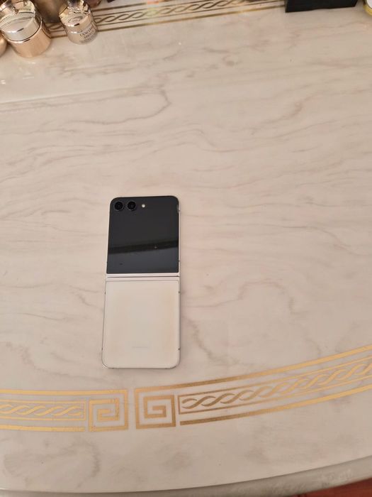 Samsung Z flip 5 12/512 Gold