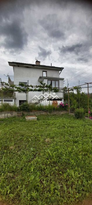 Продава монолитна къща в село Средногорово