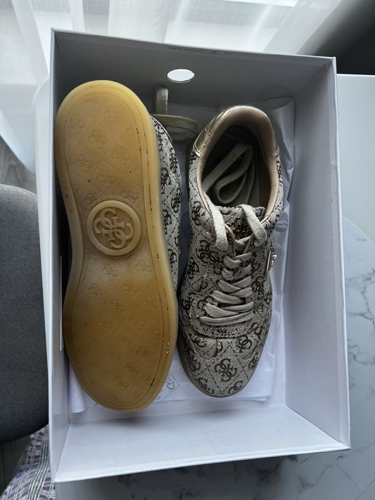 Обувки Guess в златист цвят