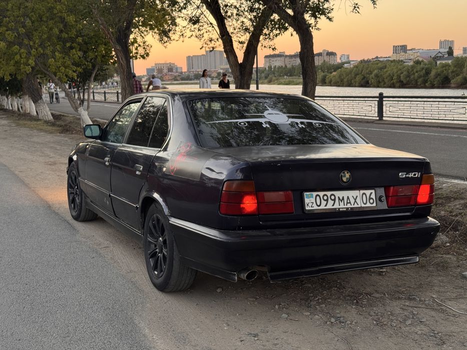 Автомобиль BMW 520I
