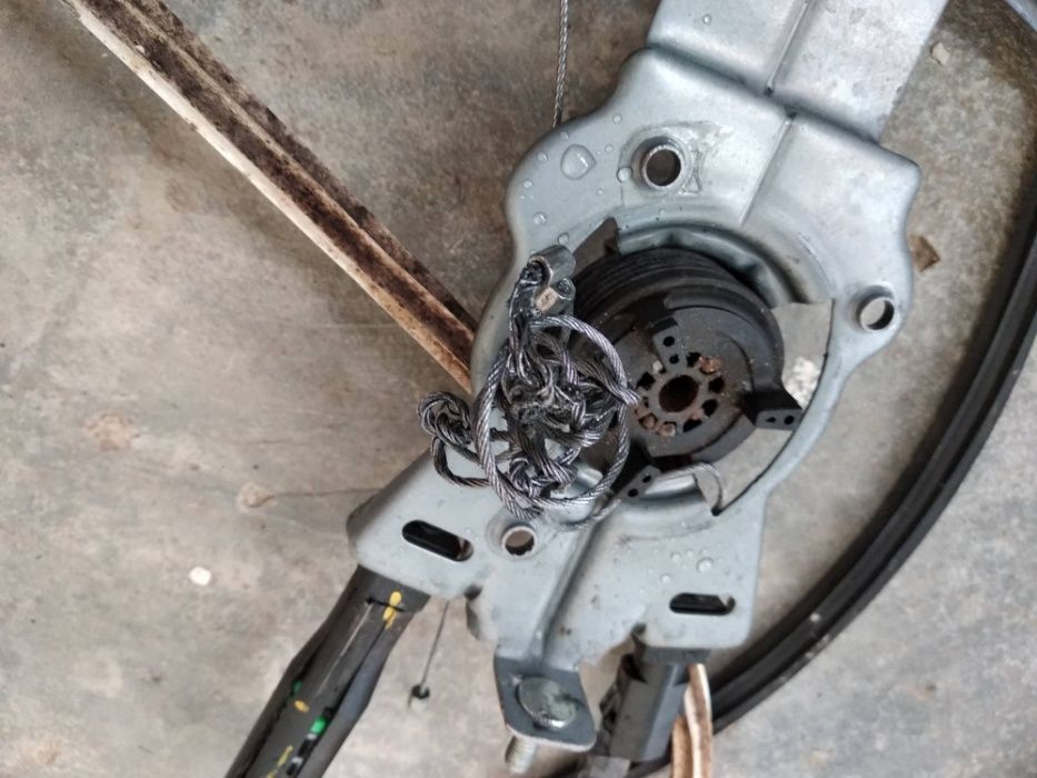 Peugeot 207 cabrio macara geam electric fata