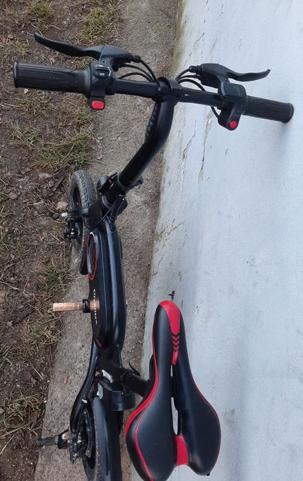 Vând trotinetă electrică mini scuter în stare bună viteză maximă de 25
