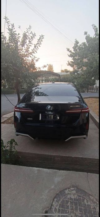 BMW i5 35L 2024 yil dop optsiya full nomer olingan natarus
