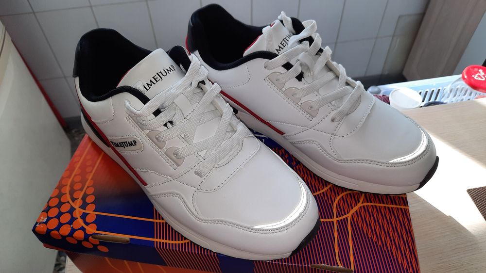 Новые кроссовки  р- 40.