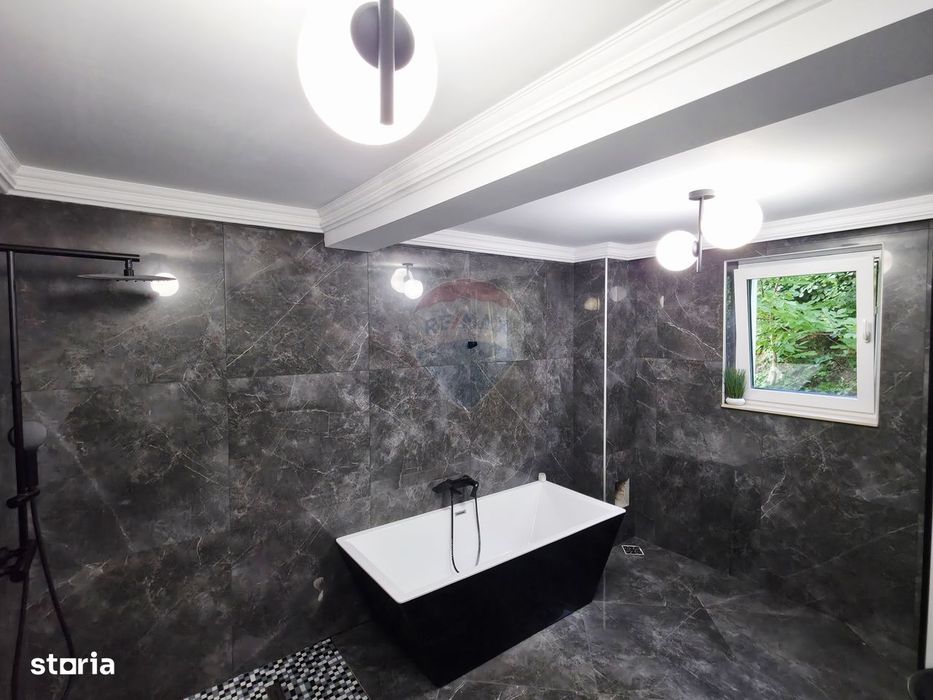Apartament cu 5 camere de vânzare în zona Precista