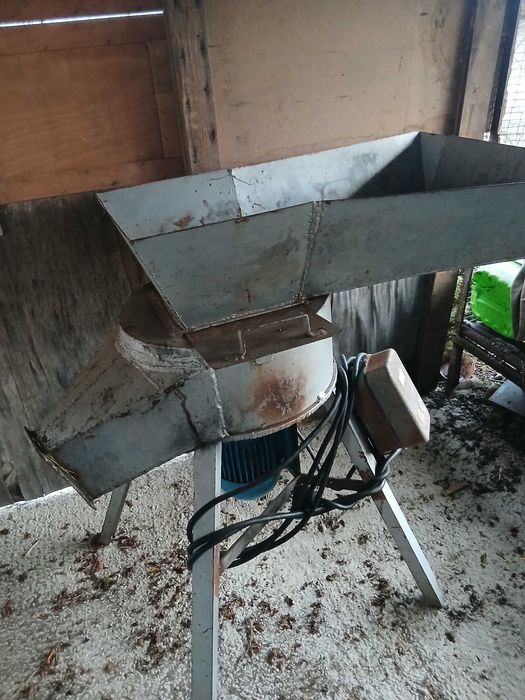 Продвам чисто нова гранул машина и две ярмомелки в добър вид