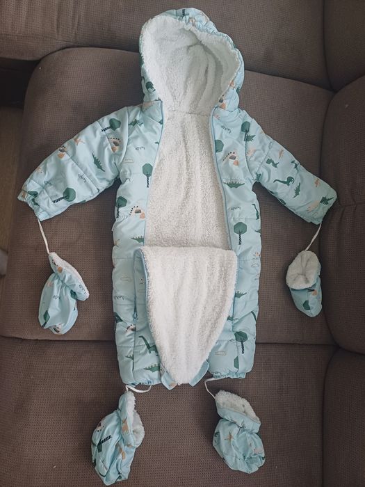 Бебешки ескимос с ръкавички и терлички, с динозаври, размер 80 -86, 12