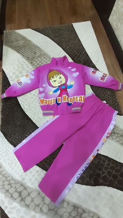 Продам костюмчик для  девочек.