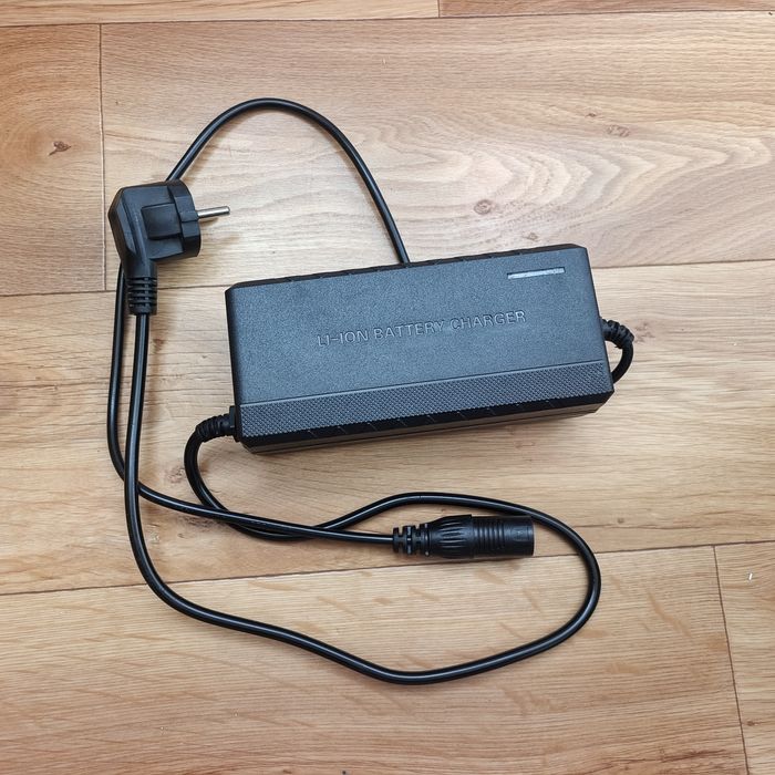 Încărcător   Li-ion 48 V 2 A XLR  bicicleta electrica/trotineta electrică
