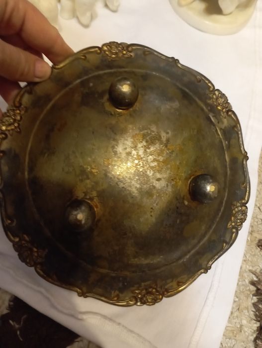 Продам мельхиоровую маслёнку