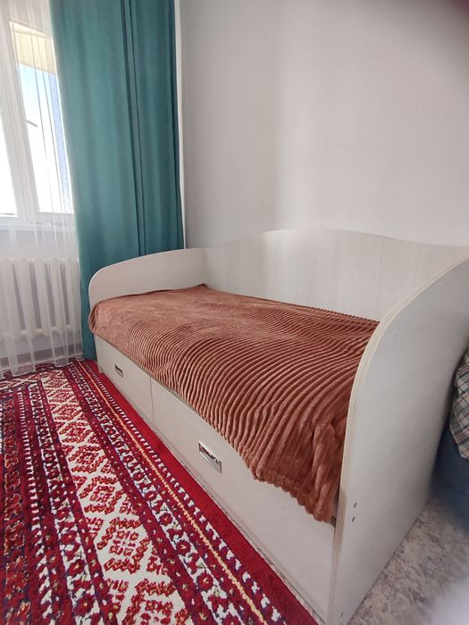 Кровать с матрасом.