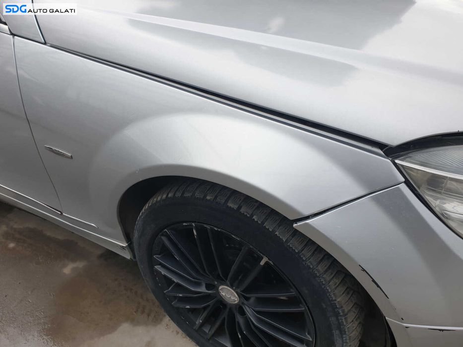 Aripa Dreapta Fata cu Imperfectiuni Mercedes Clasa C Class W204 2007 - 2014 Culoare C775 Iridium Silver Metallic [K1537]