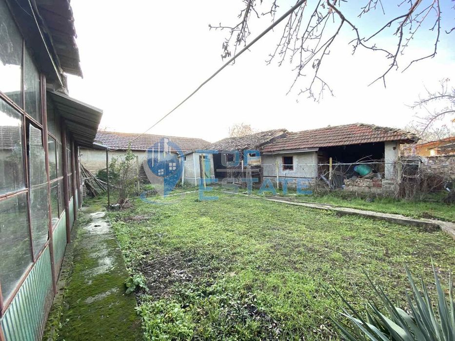 Едноетажна къща с гараж в с. Козаревец, област Велико Търново