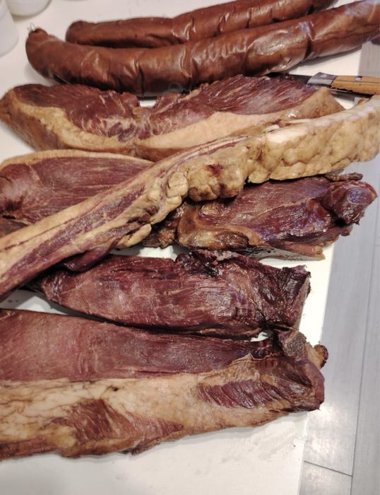 Конина копченая. Конина копченая. Копченое мясо конины. Конина горячего копчения. Копченое мясо конины.