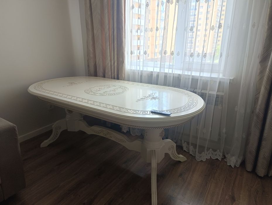 Продам стол гостининый без стульев