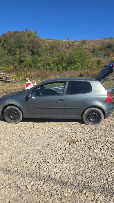 Vând golf 5 pentru dezmembrat