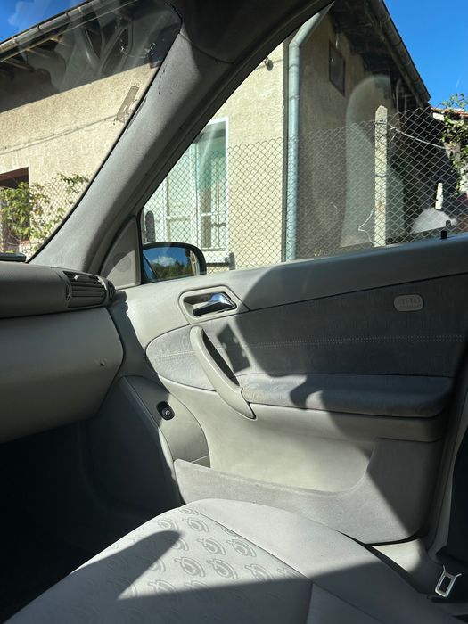 Мерцедес с220 2001година