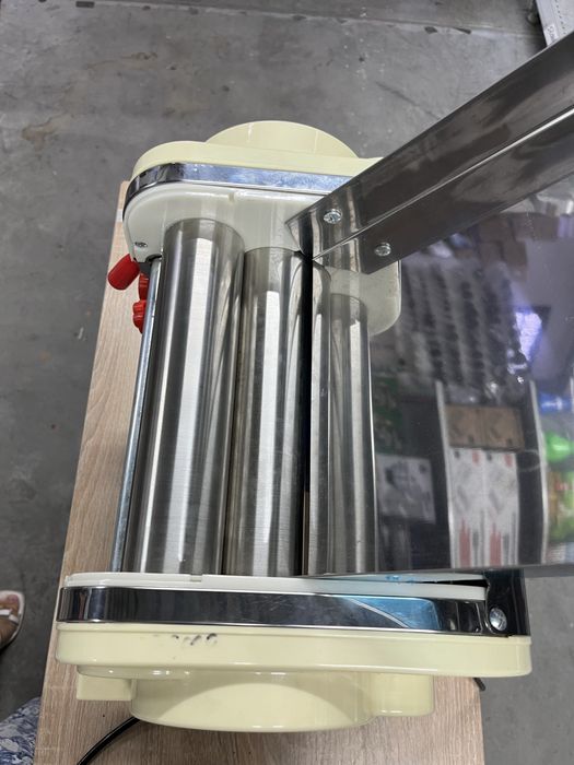 Тестораскатка /лапшарезка / нан жаятын аппарат