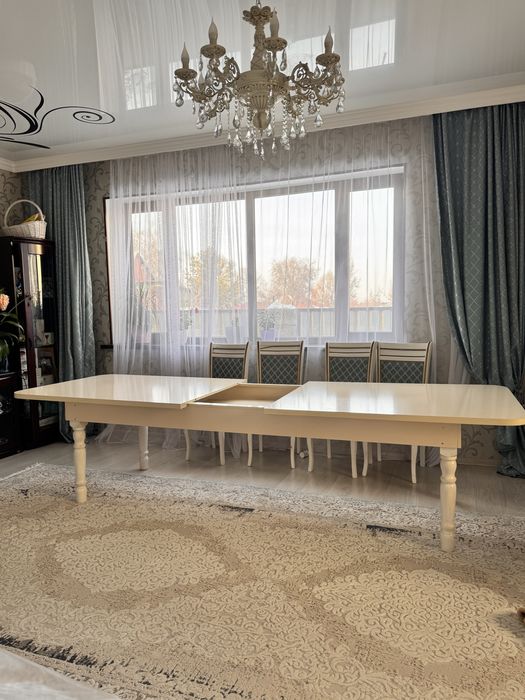 Срочно продам стол для гостинной