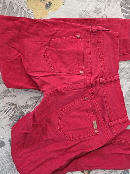 Червени панталони, дънки