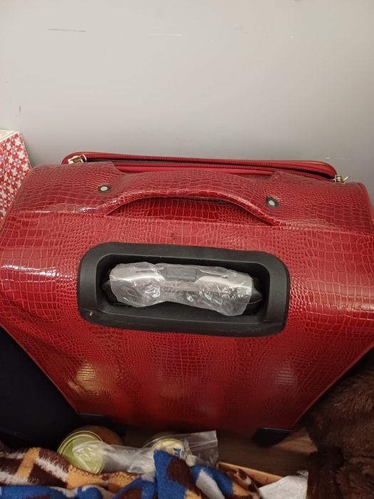 Новый чемодан и насос